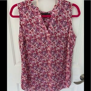 Ladies sleeveless top by Adrianna Papell. Sz. M